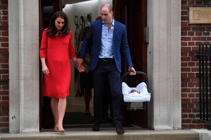 William e Kate deixam o hospital St Mary's, em Londres, com o terceiro bebê real britânico.