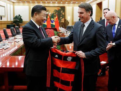 Presidente chinês Xi Jinping recebe de presente de Jair Bolsonaro uma camiseta rubro-negra do Flamengo em encontro na China.