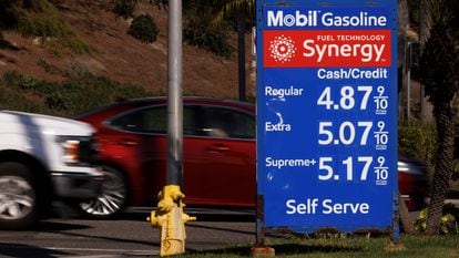 Cartaz com os preços dos combustíveis em um posto de gasolina em Solana Beach (Califórnia), na segunda-feira.
