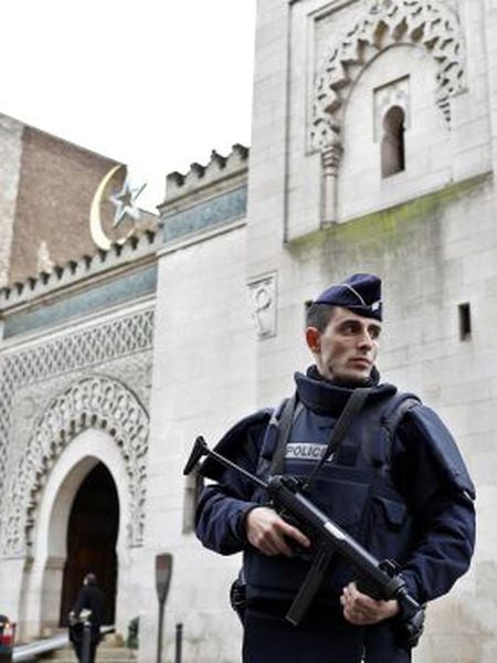 Policial francês vigia entrada de mesquita em Paris.