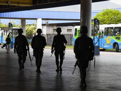 Exército patrulha um terminal de ônibus, em Vitória, nesta terça.