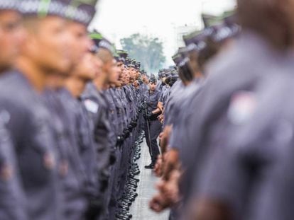 Cerimônia com policiais militares