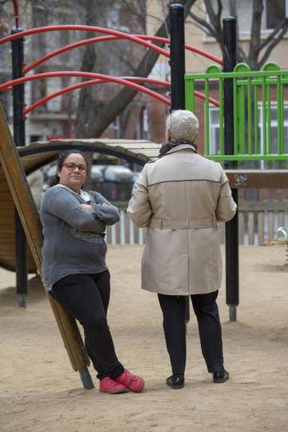 Mayuli A. Ahumada Herrera, de 41 anos, e Carmen, de costas, de 60 anos, em um parque de Barcelona.