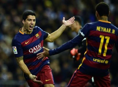Suárez comemora com Neymar o gol que abriu o placar.