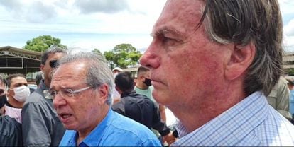 O ministro da Economia, Paulo Guedes, e o presidente Jair Bolsonaro, na tarde deste domingo, em coletiva improvisada em Brasília. 