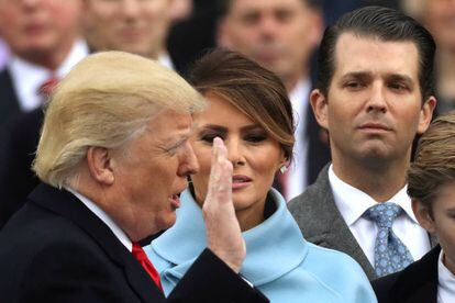 Donald Trump Jr. olha para o seu pai na posse deste como presidente.