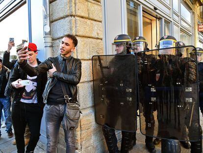 Jovem tira uma sefie durante um protesto em Rennes (França).