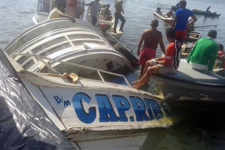 Trabalho de resgate da embarcação que afundou no Pará.