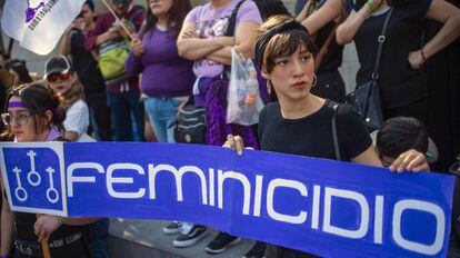 Uma mulher participa de um protesto contra a violência machista, na cidade do México, em fevereiro deste ano.