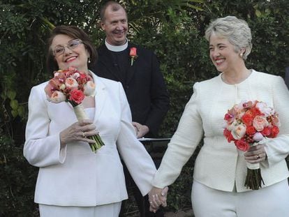 Annise Parker e sua companheira Kathy Hubbard durante o casamento / RICHARD HARTOG (REUTERS)