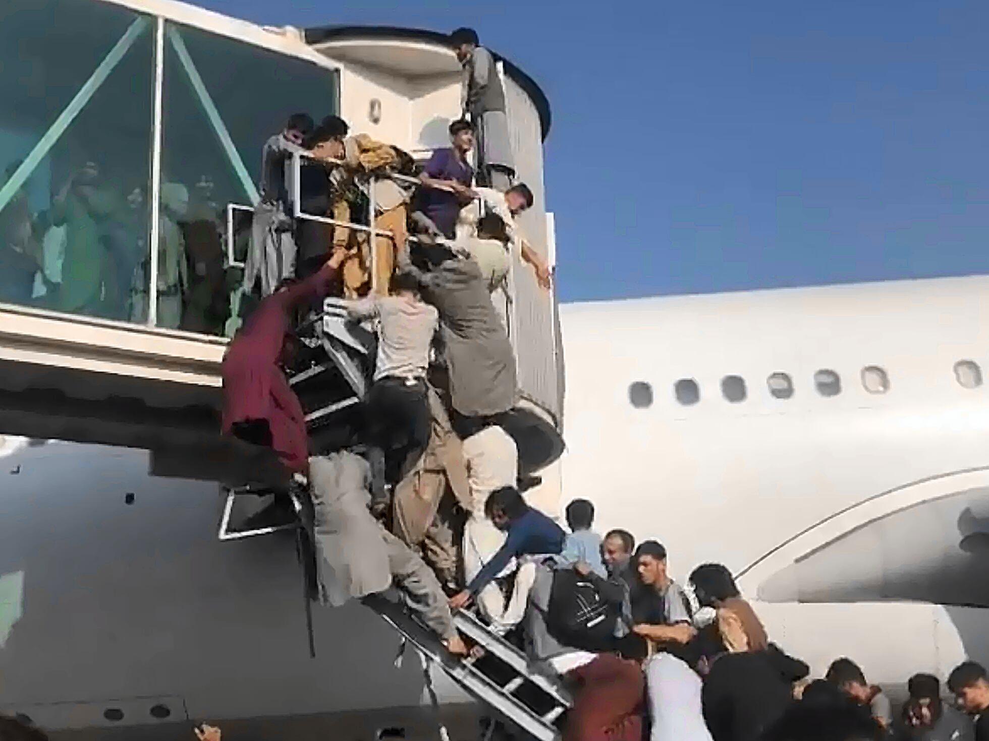 Aeroporto de Cabul reabre e líderes mundiais tomam posição