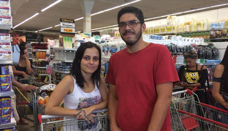 Casal que resolveu estocar comida em Vitória.