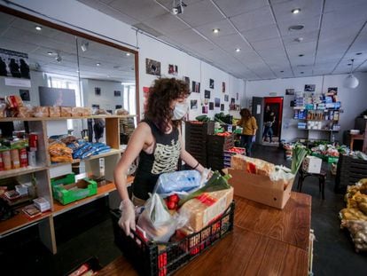 Voluntária trabalha no Teatro del Barrio, que transformou suas instalações em Madri em um armazém de banco de alimentos para distribuição de cestas básicas a famílias carentes, em 24 de abril de 2020.