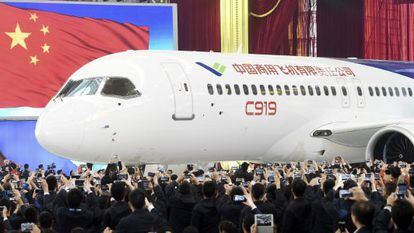 O avião comercial chinês C919, apresentado hoje em Xangai.