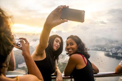 Dois turistas fazem-se um 'selfie' com Rio de Janeiro (Brasil) ao fundo.