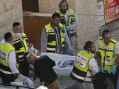 Dois agressores palestinos que invadiram o templo foram mortos. Primeiro-ministro chama o ataque de terrorista