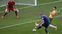 Robben dispara para marcar o primeiro gol da Holanda.