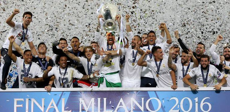 Os jogadores do Real Madrid comemoram o título.