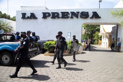 Agentes da polícia nicaraguense nas instalações do jornal ‘La Prensa’, em 13 de agosto deste ano.