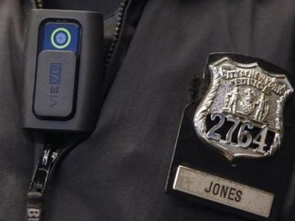 Um policial de Nova York com uma câmera.