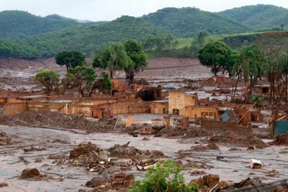 Localidade de Bento Rodrigues devastada após rompimento de barragem.