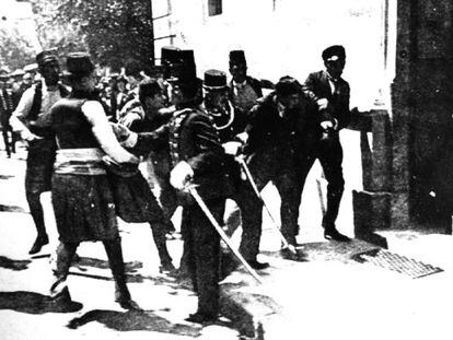 Atentado de Sarajevo: a detenção de Gavrilo Princip (2º. à dir.), responsável pelo assassinato de Franz Ferdinand em Sarajevo, em 28 de junho de 1914, fato que provocou o início da Primeira Guerra Mundial.