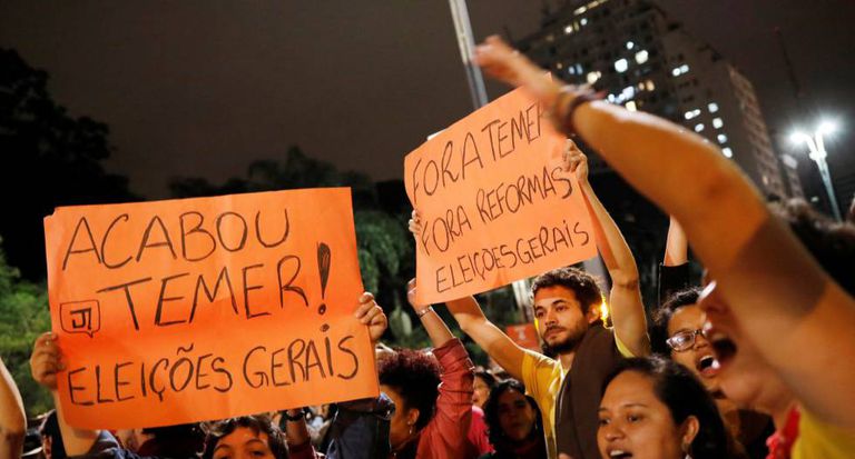 Em São Paulo, manifestantes pedem eleições diretas em protesto contra Michel Temer, na noite de quarta-feira, na avenida Paulista.