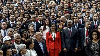 Os membros da Assembleia Nacional Constituinte, com Delcy Rodríguez no centro.