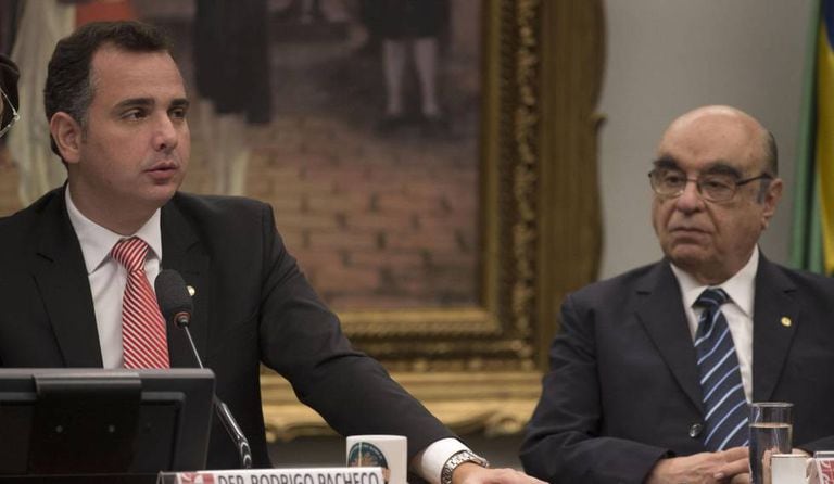 O presidente da Comissão de Constituição e Justiça da Câmara dos Deputados, Rodrigo Pacheco (PMDB), e o deputado Bonifácio de Andrada (PSDB), relator da segunda denúncia contra o presidente Michel Temer