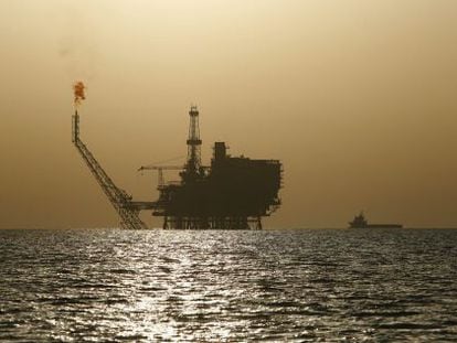 Uma plataforma petrolífera no litoral da Líbia.