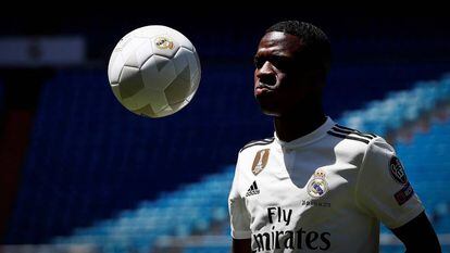 Vinicius Jr. durante apresentação no estádio Santiago Bernabéu.
