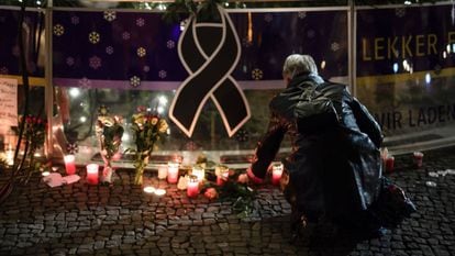 Mulher presta homenagem a vítimas do atentado, nesta terça-feira.