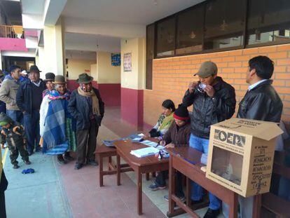 Fila para votar no domingo em Achacachi, Bolívia.
