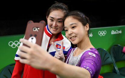 Hong Un Jong (Coreia do Norte, esquerda) e Lee Eun-ju (Coreia do Sul, direita) tiram uma selfie juntas durante os treinamentos da Rio 2016.