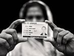 Refugiada rohingya mostra seu documento de identidade em Bangladesh.