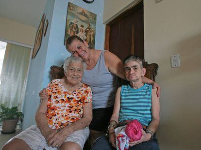 Rosa cuida da mãe com Alzheimer e da irmã, com epilepsia