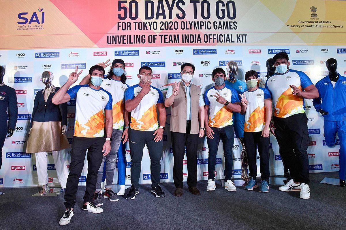 Delegação da Índia com seu uniforme olímpico.