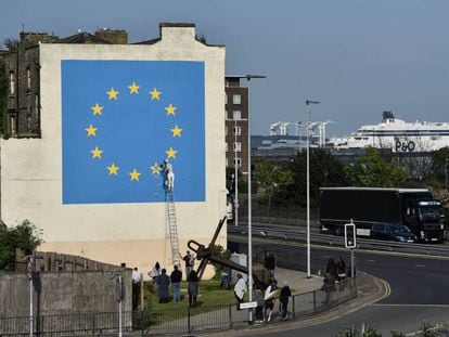 Mural sobre o 'Brexit' pintado por Banksy em Dover.