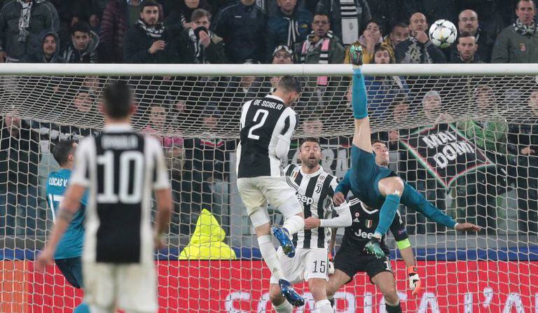 Cristiano Ronaldo marca golaço de bicicleta contra a Juventus.