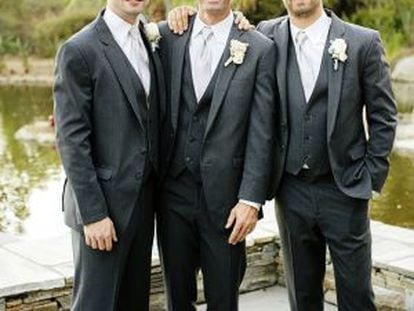 Os irmãos Cody (esq.), Caleb e Paul (o ator), no casamento de Caleb, em outubro do ano passado.