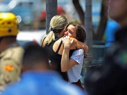 Estudante do Colégio Goyases abraça a mãe após colega atirar em alunos em Goiânia.