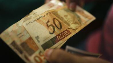 Além dos trabalhadores informais, terão direito ao auxílio emergencial feito pela Caixa aqueles que tenham contrato intermitente inativo, autônomos e microempreendedores individuais (MEI).