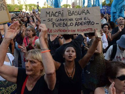 Argentinos protestam contra o Governo Macri, no último dia 6.