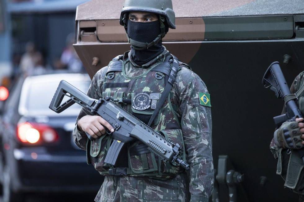 Membro do Exército durante intervenção no Rio de Janeiro.