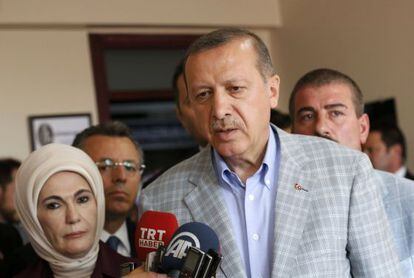 Recep Tayyip Erdogan e sua mulher no colégio eleitoral.