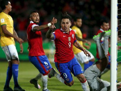 Vargas celebra o primeiro gol do Chile.