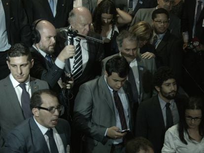 Douglas Duarte empunha seu microfone no Congresso.