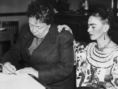 Kahlo e Rivera se casam pela segunda vez na Prefeitura de San Francisco (EUA) em 9 de dezembro de 1940.