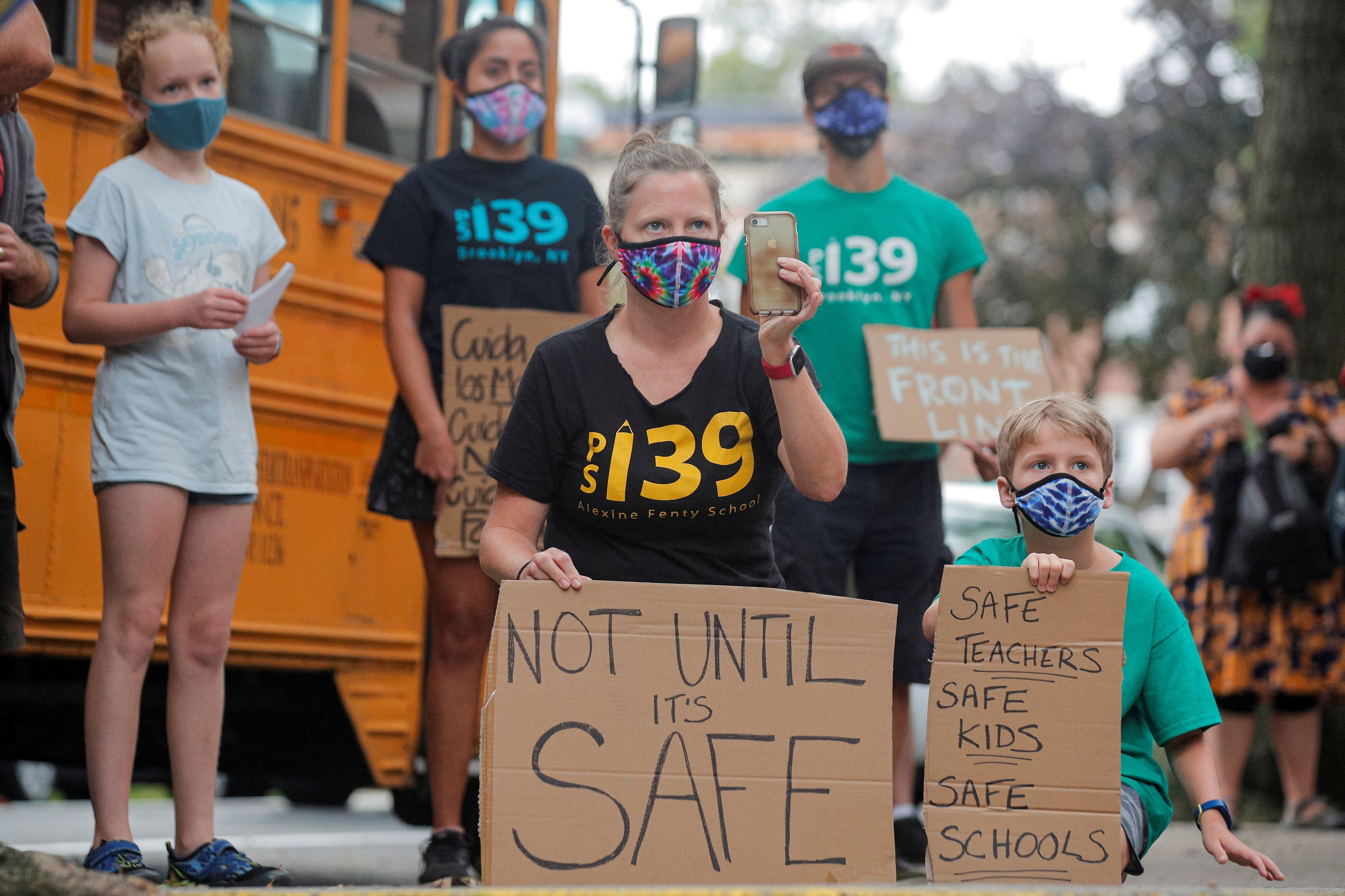 Protesto contra a abertura de escolas em Nova York em 14 de setembro de 2020. 