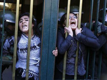 Estudantes presos em Santiago de Chile durante um protesto.